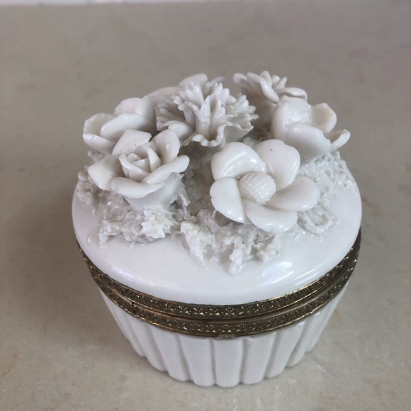Vintage White Porcelain Vanity Box Flowers Italy - Picture 6 of 8